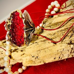 Unique and Incredibly stunning,Open geode in antiqued silver tone clam setting.